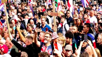 لندن .. عشرات الآلاف من الأنجليز يتظاهرون حاملين الصلبان مُعلنين المسيح الملك ..